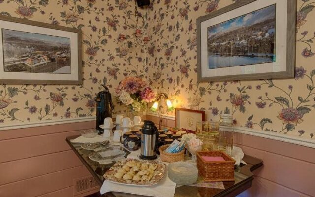 The Buttonwood Inn on Mt. Surprise