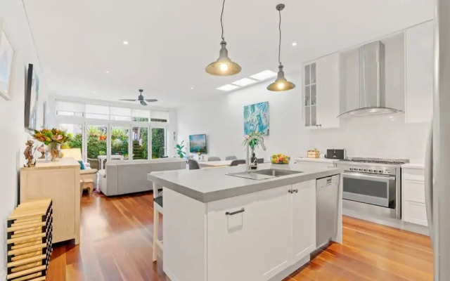 Bright Home in Trendy Newtown Close to the Park