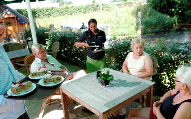 Beautiful chalet in a holiday park, with a dishwasher right on a pond