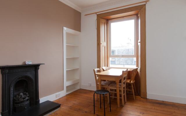 3 Bedroom Flat Near Leith