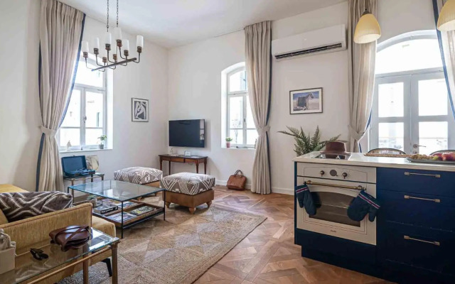 VELLER Shemaiah Apt #3