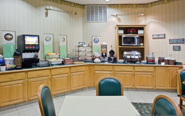 Country Inn & Suites by Radisson, Salina, KS