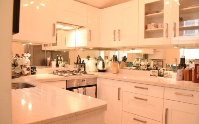 Spacious 2 Bedroom Apartment Near Notting Hill Gate