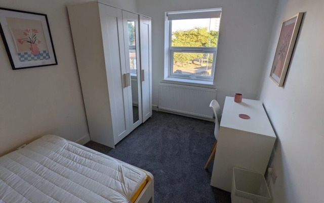 Beautiful and Spacious 4 Bedroom Home Armley Leeds