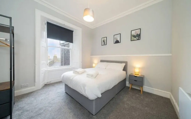 Lochside Apartment C