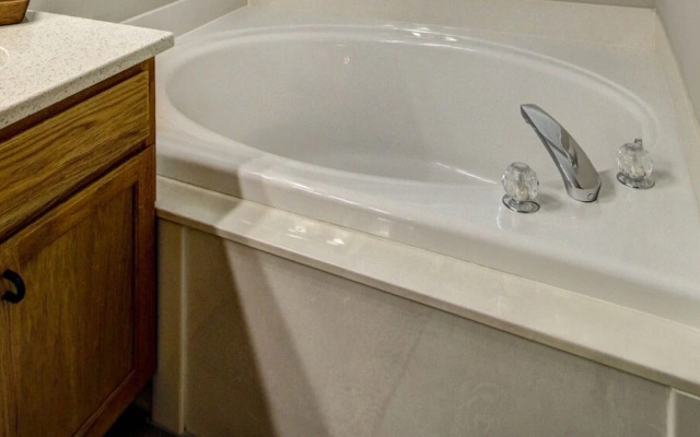 4 Bedroom, Cavonnier Lane