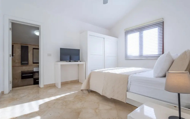 Beachfront 7BR Villa with Pool & Maid