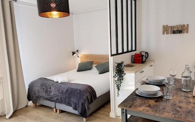 Le Petit Balzac by Cocoonr