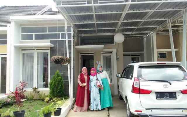 Villa Poermira 2 Batu - Two Bedroom