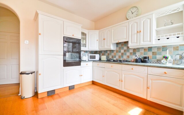 Imposing 2-bed House in Newport