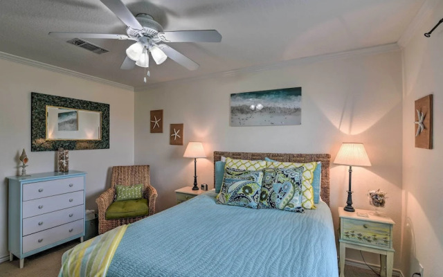 Walk to Galveston Beach: Pet-friendly Home