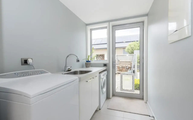 The Lakehouse - Cromwell Holiday Home