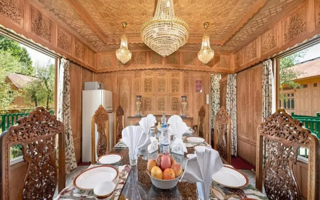 WelcomHeritage Gurkha Houseboats