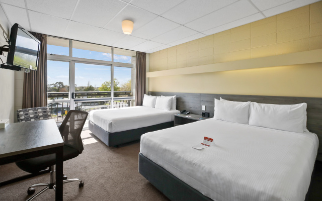 Heartland Ambassador Hotel Hamilton – Guest Rooms – Hamilton