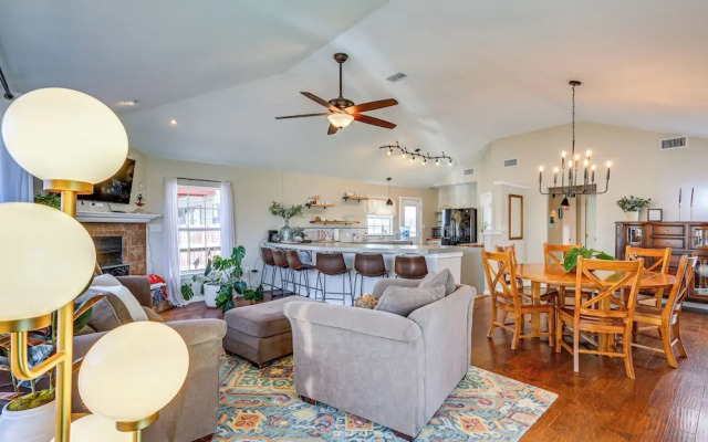Creekside Cottage w/ Deck & Hot Tub in Belton