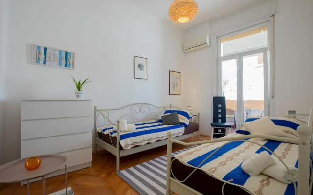 Amphitheater Apartment