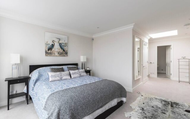 Gorgeous 5BR home with garden and parking in Battersea