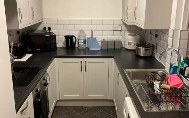 Cosy 2 Bed House - Sleeps 3, Parking & Garden