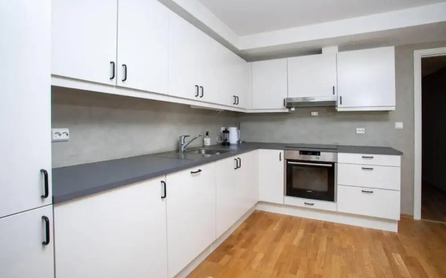3 Bedroom Apartment With Free Parking