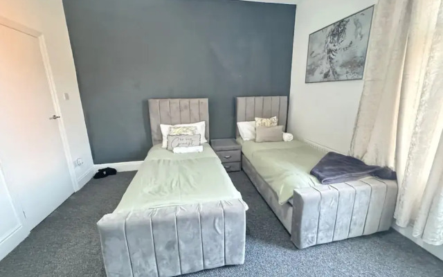 Manchester - House - Sleeps 6 - Parking - Garden