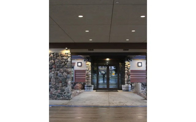 C'mon Inn Hotel & Suites