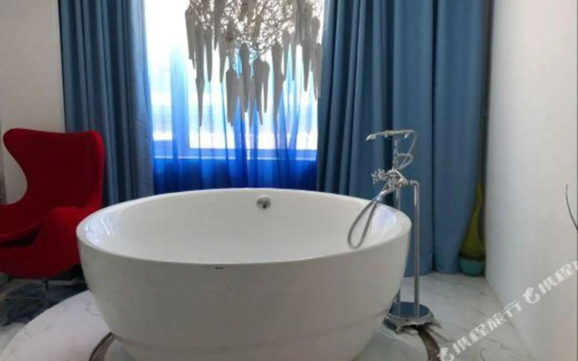 Royal Garden Holiday Theme Hotel