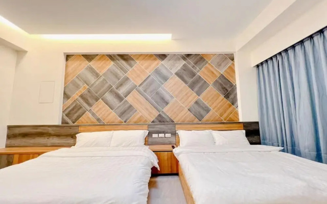 Kuan Pin Ju station elevator Hostel