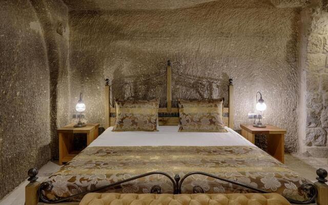 Hera Cave Suites