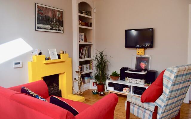 Bright 2 Bedroom Dublin House With Large Garden