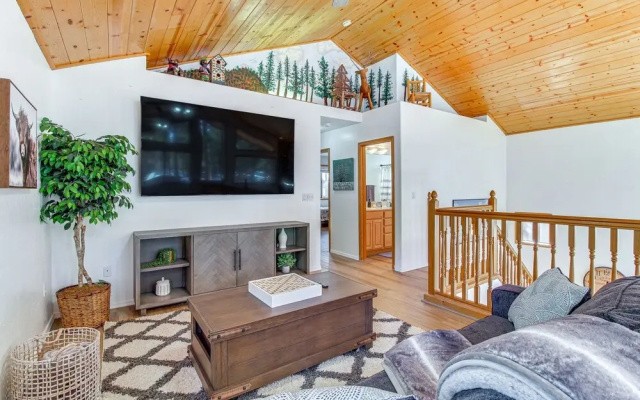 Pet-friendly Cabin w/ Fire Pit in Pinetop!
