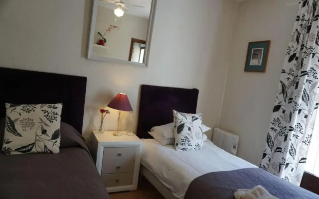 Eagles Nest - Massive townhouse with Pool with outstanding views