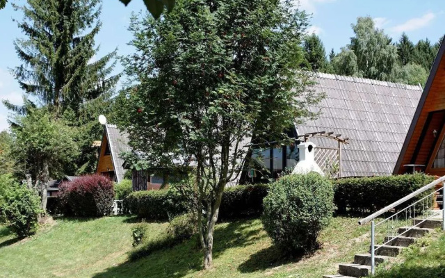 Wooden Chalet with Terrace near Swimming Lake