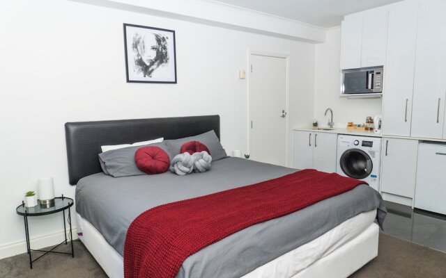 King Bed in Auckland CBD with Pool & Gym