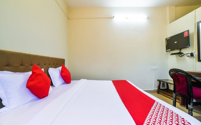 Oyo 28139 Hotel Empire