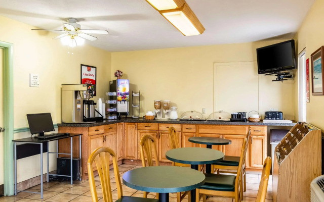 Econo Lodge East