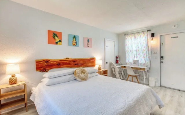 Pineapple Shores Retro Inn