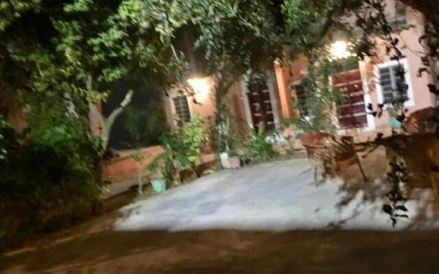 saffron guest house & hostel