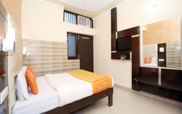 OYO 12155 Hotel Awdesh Inn