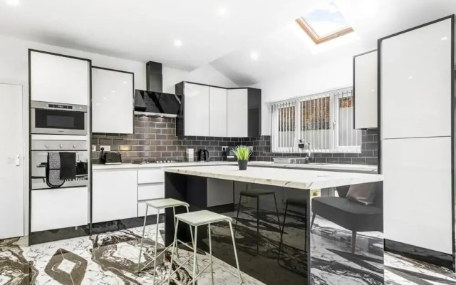 Elegant 5 Bedroom House/free Parking/yard