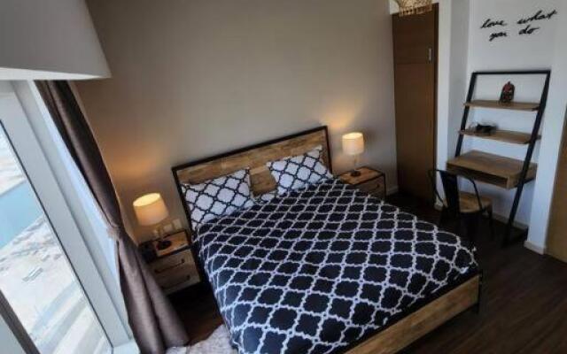 Cozy 1BR in Iconic Tower