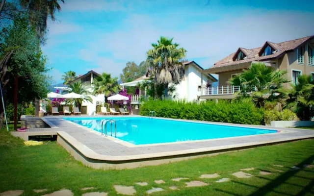 Aquamarine Apartments