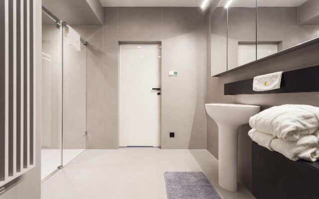 InPoint Luxury City Center Pool & Gym Apartments