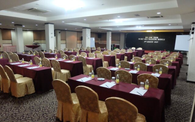 Carlton Holiday Hotel & Suites