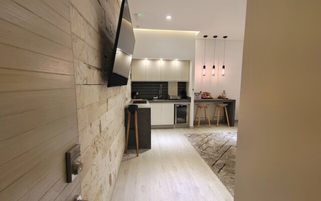 1st Luxury Warehouse