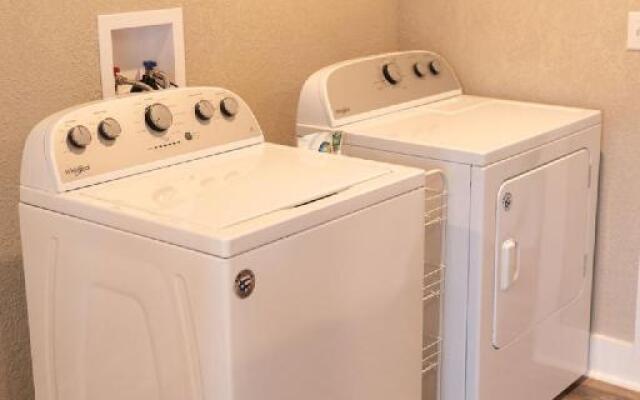 Spacious Rustic Downtown Market St 1 Bedroom Apt, Sleeps Up to 5, Steps to Honeywell & Eagles Theatre