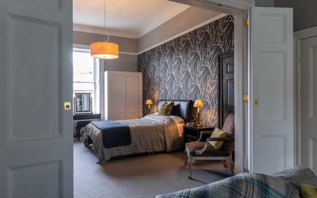 Spacious, Light-filled Period Apartment - Central Bath