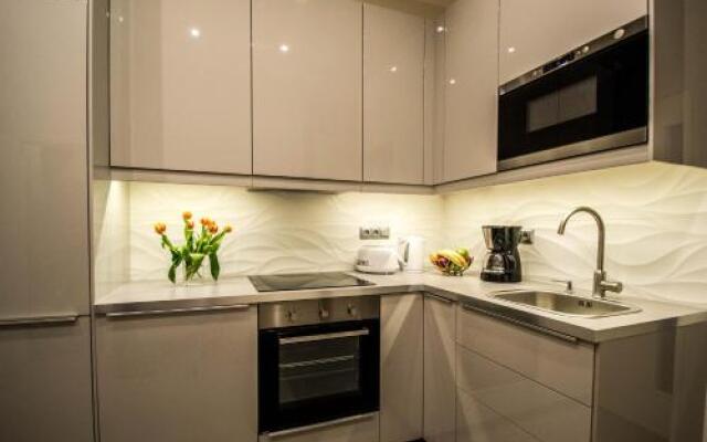 Bourgeois Apartment in Cultural Heritage Building by Ruterra