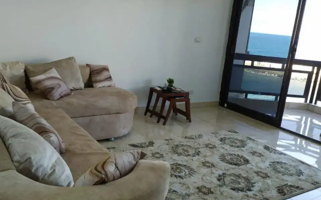 جليم على البحر مباشرة