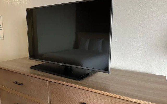 Hilltop Inn & Suites