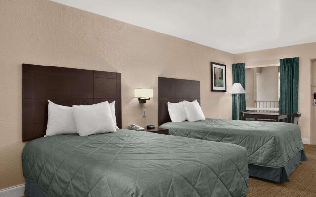 Econo Lodge Inn & Suites